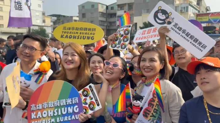 邱議瑩(前排右二)出席高雄同遊活動。 圖：邱議瑩競選總部/提供