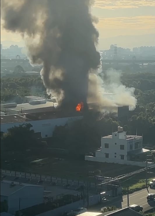 桃園市蘆竹區龍安街二段一處回收場大火，濃濃黑煙竄天。 圖/取自記者爆料網