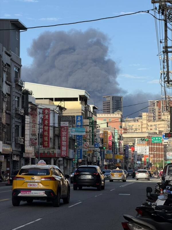 桃園市蘆竹區龍安街二段傳工廠大火，現場竄出大量黑色濃煙直衝天際。 圖：翻攝「臉書」詹江村粉絲專頁