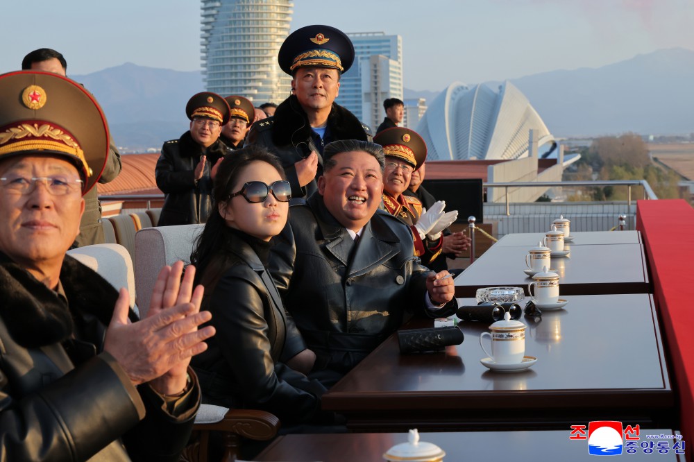 金正恩女兒金主愛身穿與父親相同款式的黑色長版皮大衣陪同亮相 圖：取自 朝中社