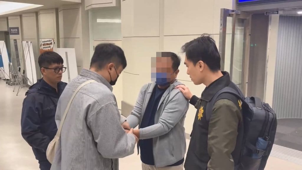 通緝犯47歲賴男（右2）因涉殺人案遭判刑11年2個月，隨後逃亡印尼隱姓埋名經商達10多年之久，經印尼和刑事局攜手合作，於26日逮捕後，29日押解返台。（刑事局提供）中央社記者黃麗芸傳真 114年11月30日