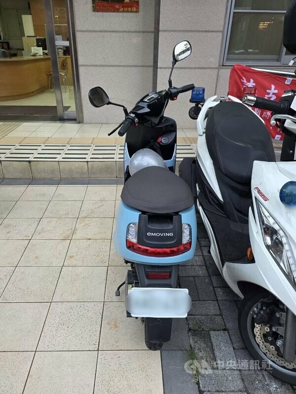 新北市中和區呂姓男子日前吸毒後騎微型電動二輪車（圖），直接停到分局門口自首，除被毒品罪送辦，也成為新北微電車毒駕開罰首例。（翻攝照片）中央社記者王鴻國傳真　114年11月30日