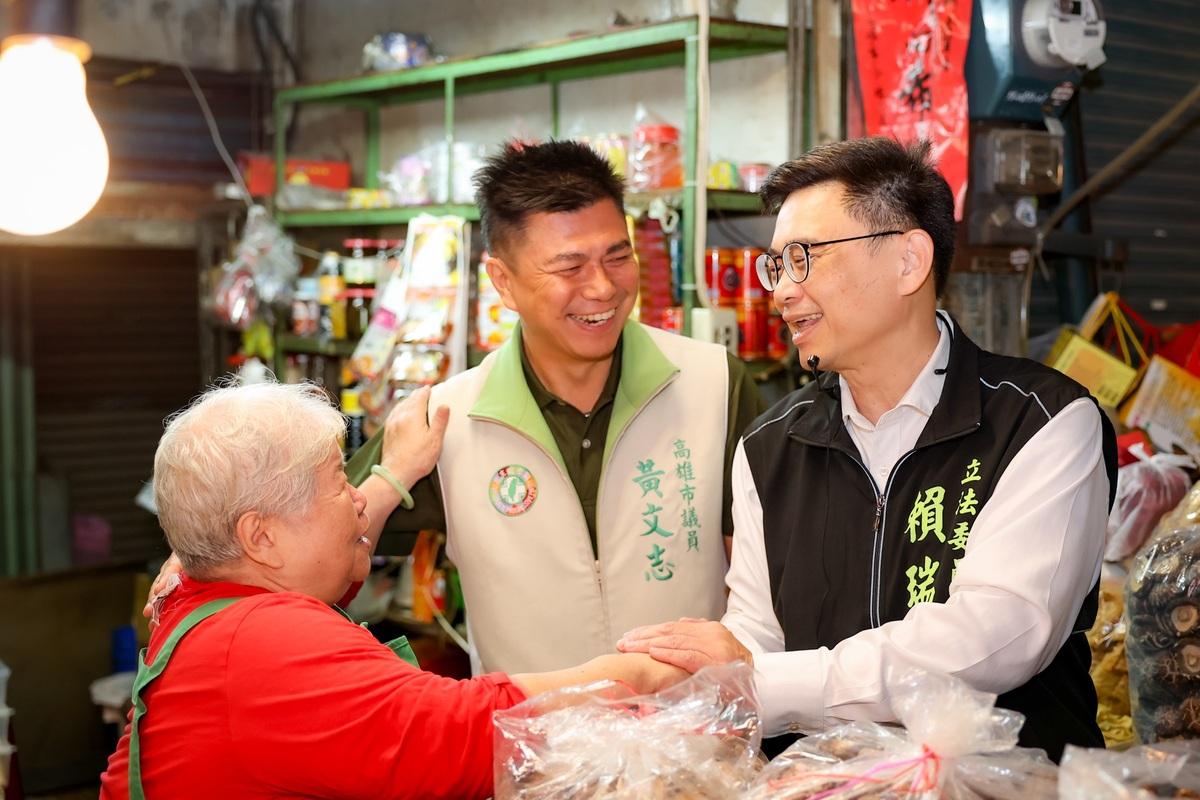 賴瑞隆(右)掃市場拜訪選民。 圖：賴瑞隆辦公室/提供