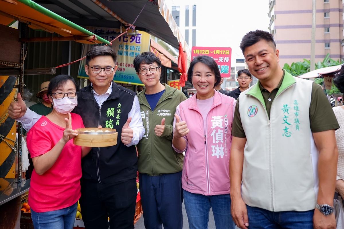賴瑞隆(左二)在同黨同志陪同下拜訪選民。 圖：賴瑞隆辦公室/提供