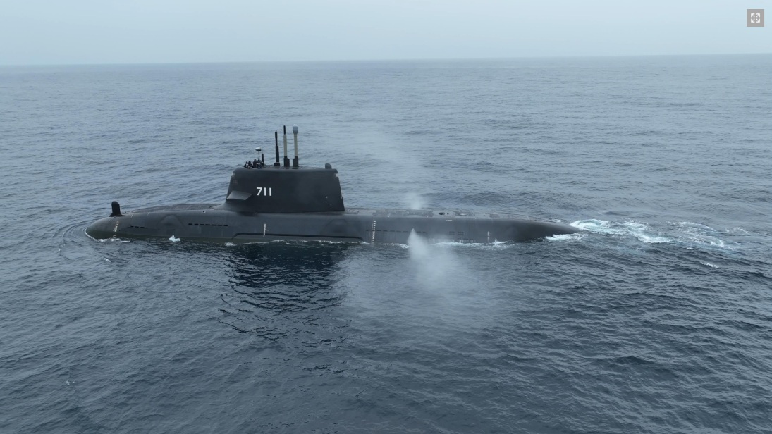 「海鯤軍艦」28日浮航測試，執行主機測試。 圖：翻攝台船官網（csbcnet.com.tw）