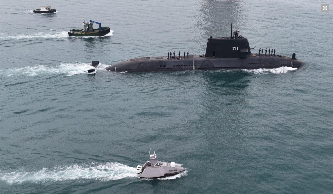 2025年11月28日「海鯤軍艦」第4次浮航測試，台船「奮進魔鬼魚號」無人船伴航。 圖：翻攝台船官網（csbcnet.com.tw）