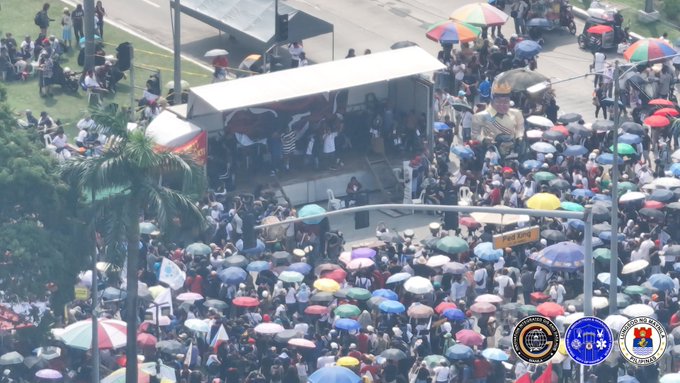 當地時間 30 日，菲律賓首都馬尼拉爆發大規模抗議事件，超過 3000 位民眾針對政府防洪工程中的貪腐問題上街遊行表達不滿，甚至就連菲律賓天主教神職人員也出面參與。 圖：翻攝自 @tmt_allenlimos X 帳號
