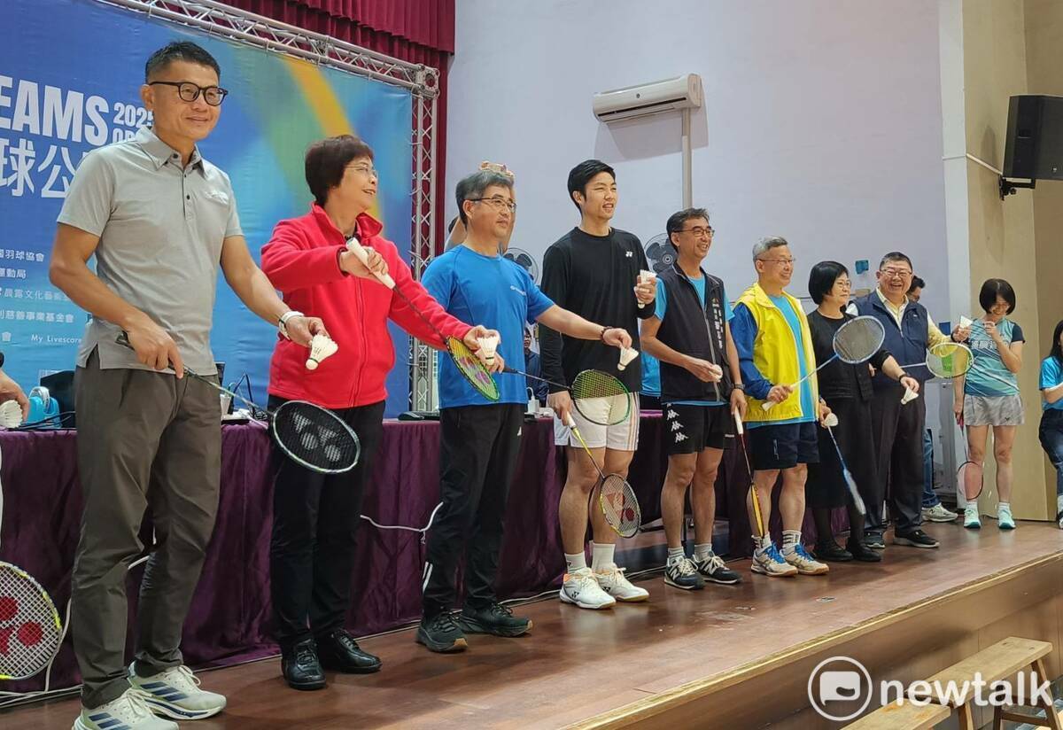 周天成（中）為晨禎盃羽球賽開球。 圖：唐復年/攝