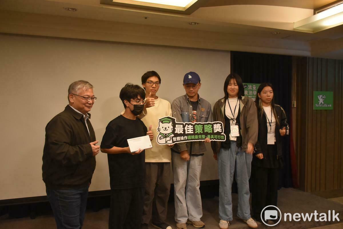 Newtalk新聞董事長杜耀仁(左一)為小組競賽成果發表優勝隊伍頒獎。 圖：孫家銘攝