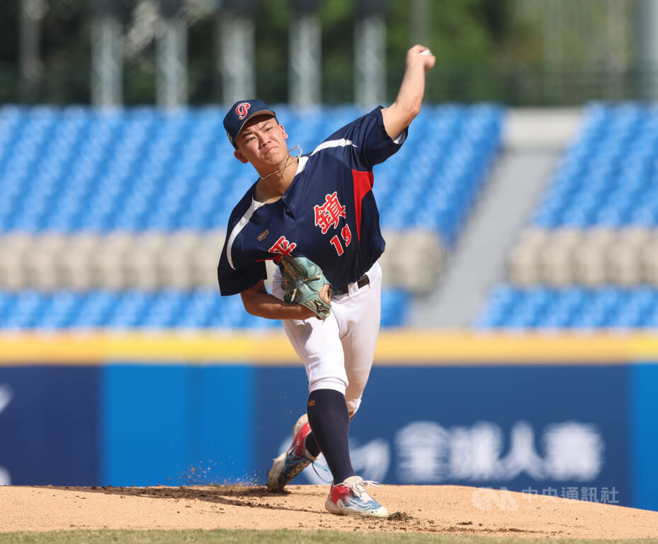 黑豹旗青棒賽30日在新莊棒球場進行冠軍戰，平鎮高中派出吳丞顥（圖）擔任先發投手出戰羅東高工。中央社記者張新偉攝　114年11月30日