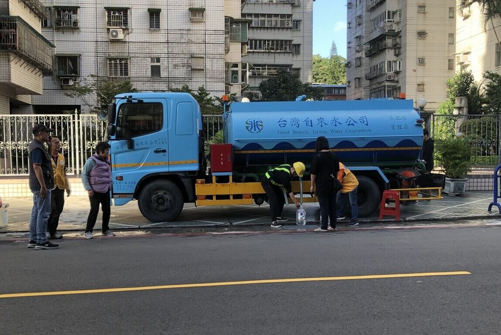 基隆油污事件導致新北汐止地區用水也出現油味，近日引起民怨，甚至搶購礦泉水，台灣自來水公司臨時調度水車供水應急。（民眾提供）中央社記者王鴻國傳真　114年11月30日