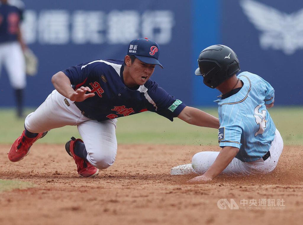 2025第13屆黑豹旗全國高中棒球大賽平鎮高中30日在新莊棒球場擊敗羅東高工，拿下隊史第8冠，陣中邱聖安（左）3打數敲出1支安打，貢獻1分打點、為勝利打點，也拿下明星球員最佳游擊手獎。中央社記者張新偉攝　114年11月30日
