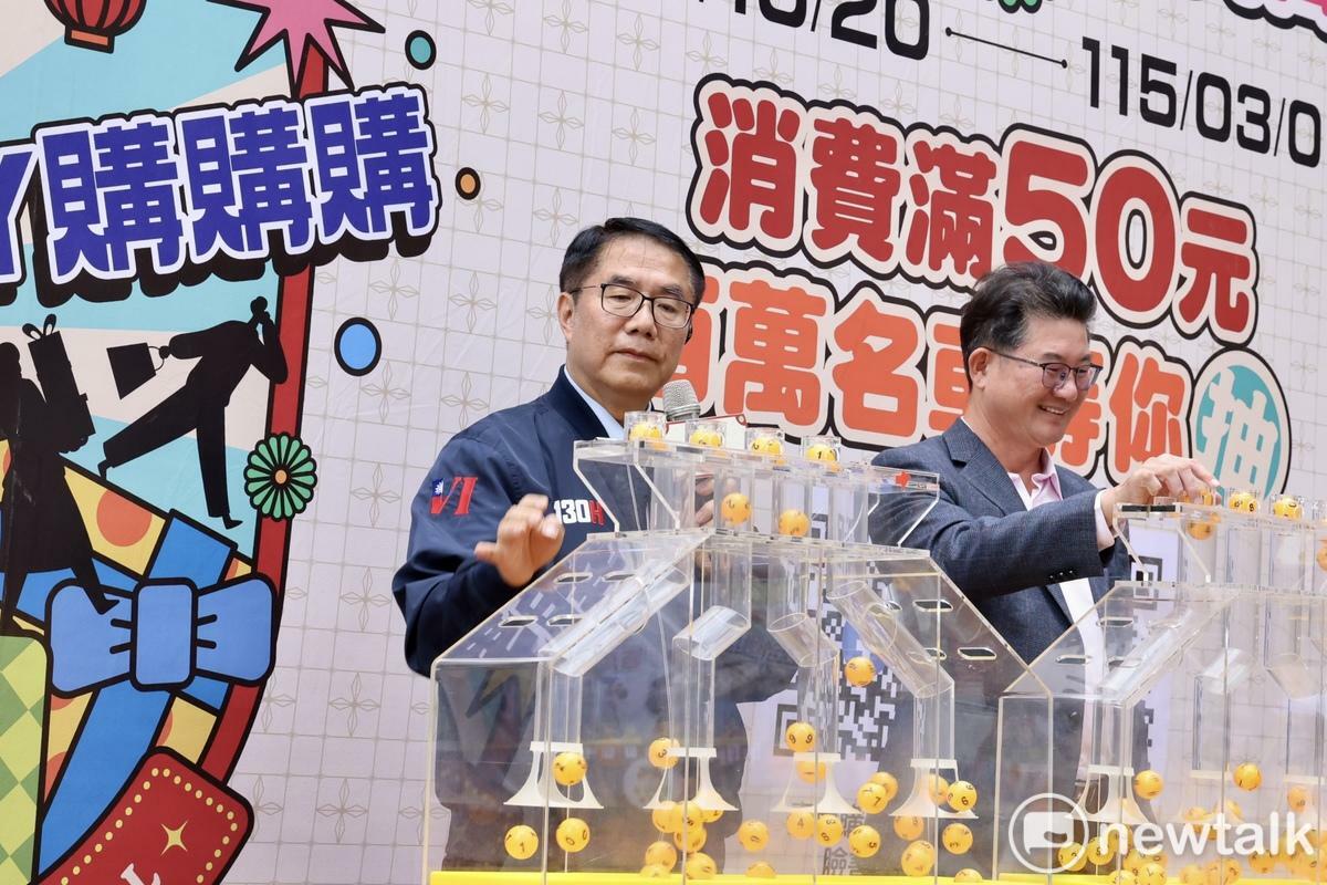 臺南購物節今日辦理首場「好禮月月抽」抽獎活動，台南市長黃偉哲宣布為回饋市民熱情支持，自12月起推出「週週抽」加碼活動，將於每週二抽出智慧電車及現金獎等價值超過10萬元的多項好禮，鼓勵民眾持續消費並登錄，增加中獎機會。 圖：台南市政府提供