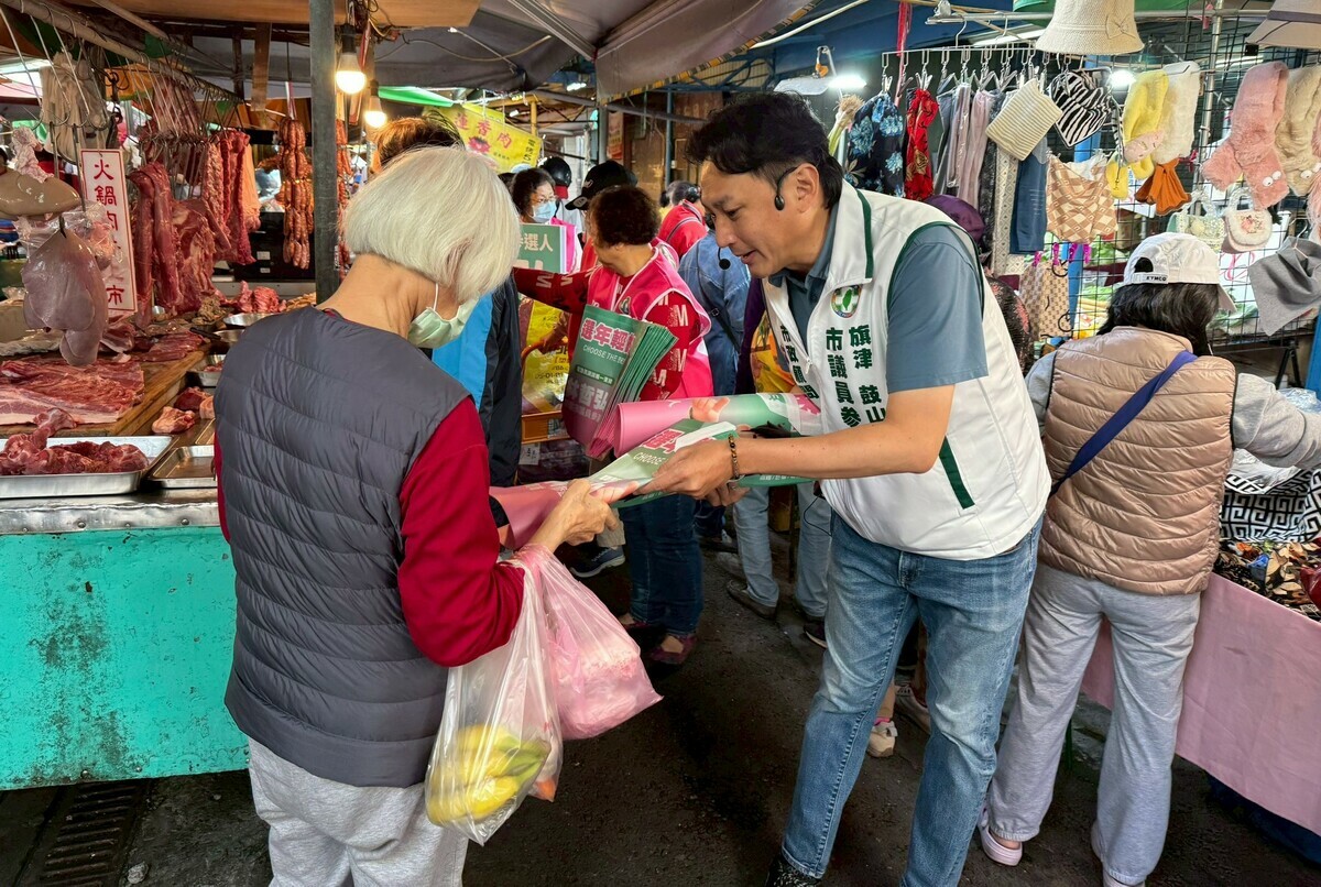 林哲弘(中)勤走基層拜訪選民。 圖：林哲弘服務處/提供