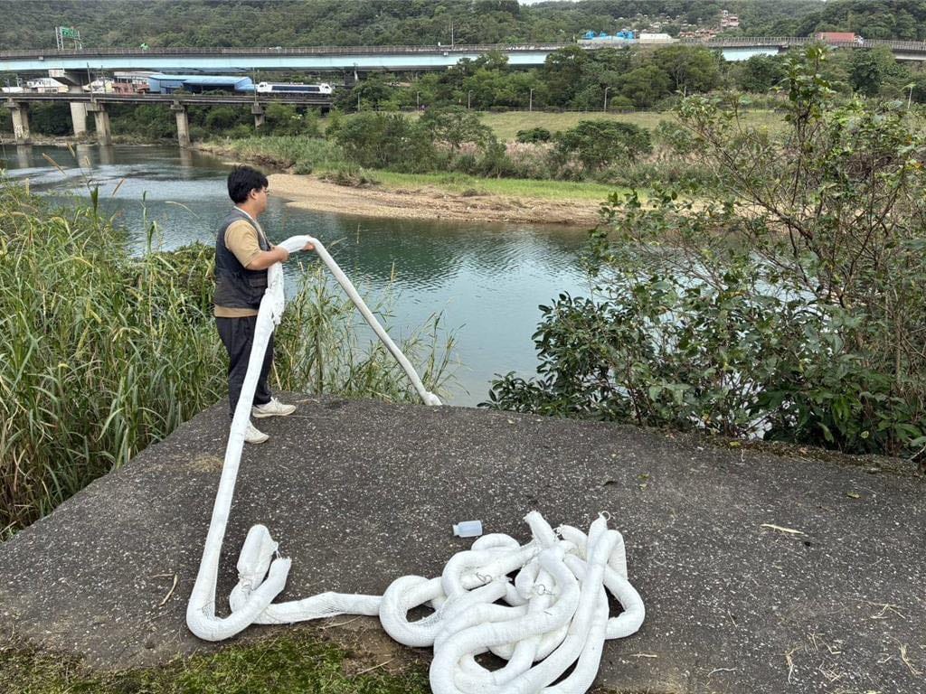 基隆八堵油污釀禍，台水承諾補償，農藝女孩籲民眾排空舊水避致癌風險。 圖：基隆市政府／提供