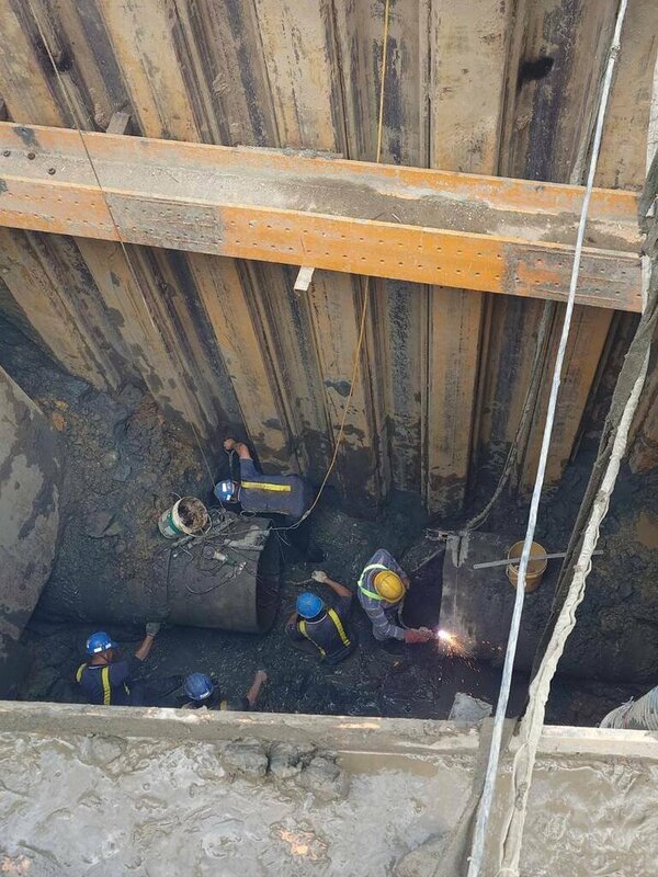 淡水道路工程11月27日因廠商不慎鑽破自來水管線，經台灣自來水公司搶修後，昨天下午5時才恢復部分供水。 圖：工務局／提供