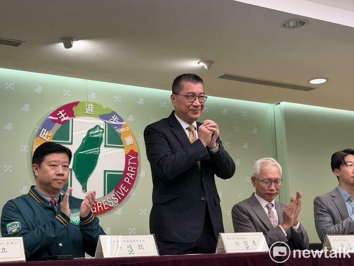 徐國勇（左二）說，賴清德民調3週前就黃金交叉。 圖：高逸帆／攝
