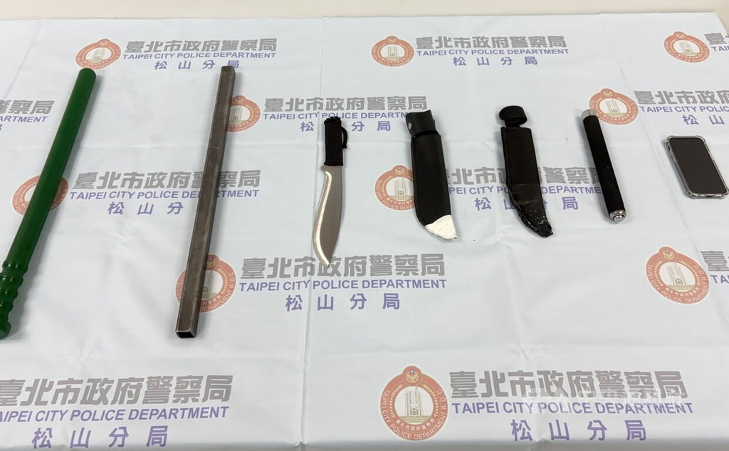 北市警方11月30日晚間獲報，「夜店大亨」夏天倫遭人持刀和辣椒水攻擊，2嫌涉案後隨即分散逃逸，其中27歲林姓男子到派出所自首，警方確認涉案後逮捕並起獲犯案工具（圖），初判為預謀犯案。（翻攝照片）中央社記者黃麗芸傳真　114年12月1日