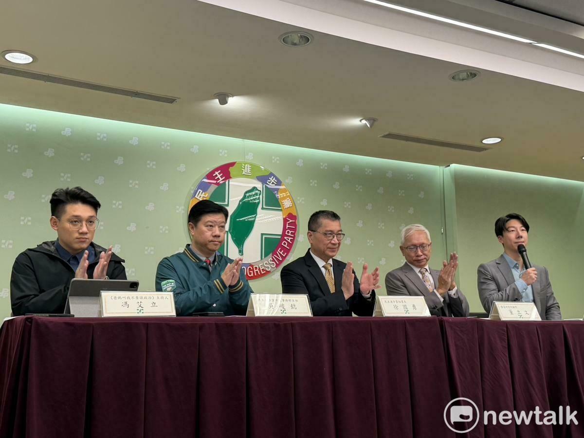 徐國勇（左三）說，國民黨「公投綁大選」隨時都在投票，這樣對台灣社會有益嗎？ 圖：高逸帆／攝