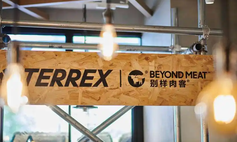 曾獲比爾·蓋茲投資、美國「人造肉第一股」別樣肉客（Beyond Meat）在中國市場的高調擴張，如今正悄然收縮。 圖:翻攝自她時尚