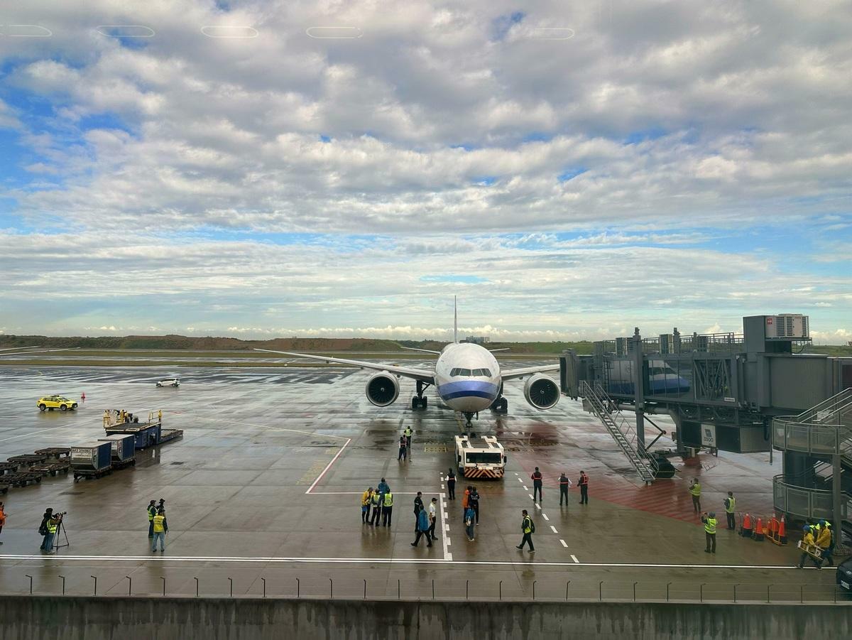 北登機廊廳今起試營運，中華航空CI130飛機已完成後推作業。 圖：桃園機場公司／提供