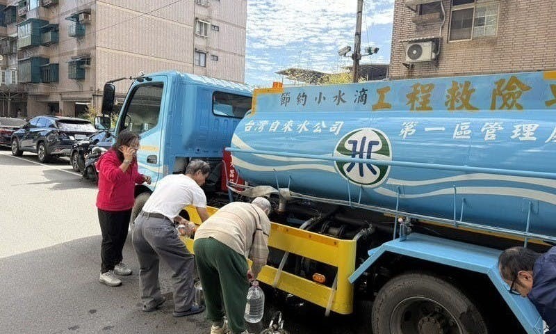 林智群轟藍白雙標：猛攻烏山頭光電，卻對基隆油水致癌風險裝沒看到。圖為台水公司第一區管理處緊急調派水車支援供水。 圖：台灣自來水公司／提供