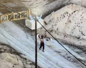 部分躲藏在地道內的哈瑪斯成員選擇向以色列投降。 圖：翻攝自 @ Israelwaronhama X 帳號
