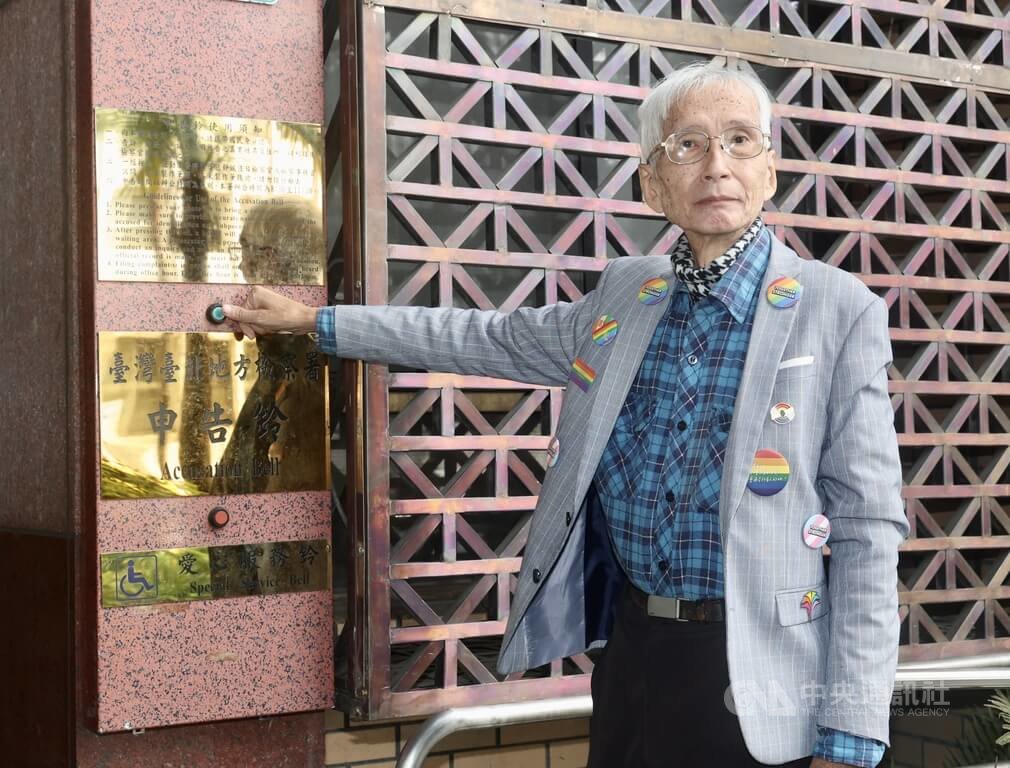 同志運動先驅祁家威（圖）1日前往台北地檢署，按鈴控告內政部長劉世芳等相關主管機關官員遲不推動「免術換證」，涉有公務員不作為瀆職。中央社記者張皓安攝　114年12月1日