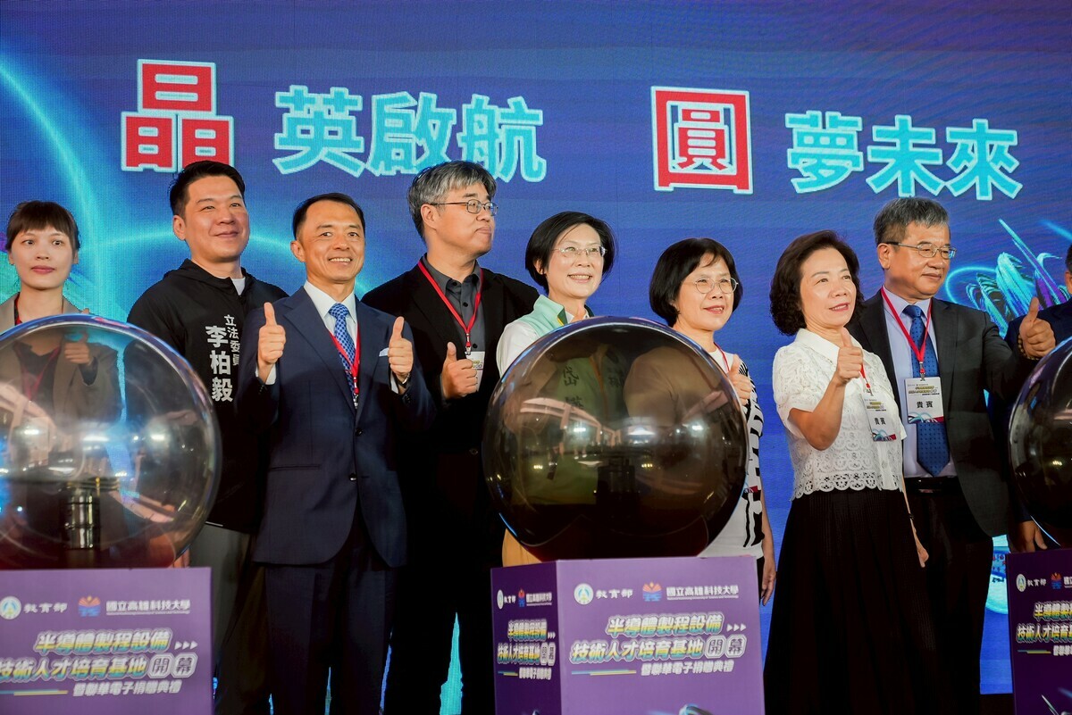 林岱樺(右四)建議以高雄為基地，專案輔導傳產導入半導體製程，經濟部與相關部會將於2個月內提供因應報告。 圖：林岱樺辦公室/提供