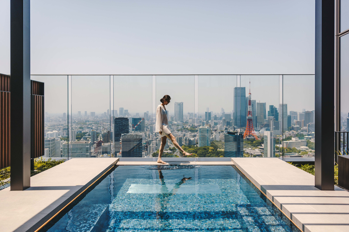 室內無邊際泳池、戶外休閒泳池、SPA、桑拿及健身房。 圖：©フェアモント東京/提供