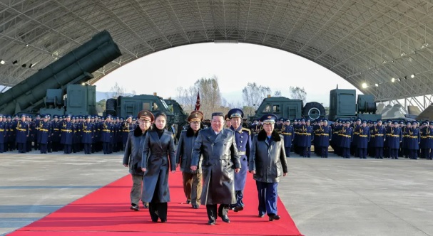 在從螢光幕前消失 84 天後，北韓最高領導人金正恩與女兒金主愛共同出席北韓空軍公開活動，打破外界對「金主愛已經失寵」的傳言。 圖：翻攝自 騰訊網 直新聞