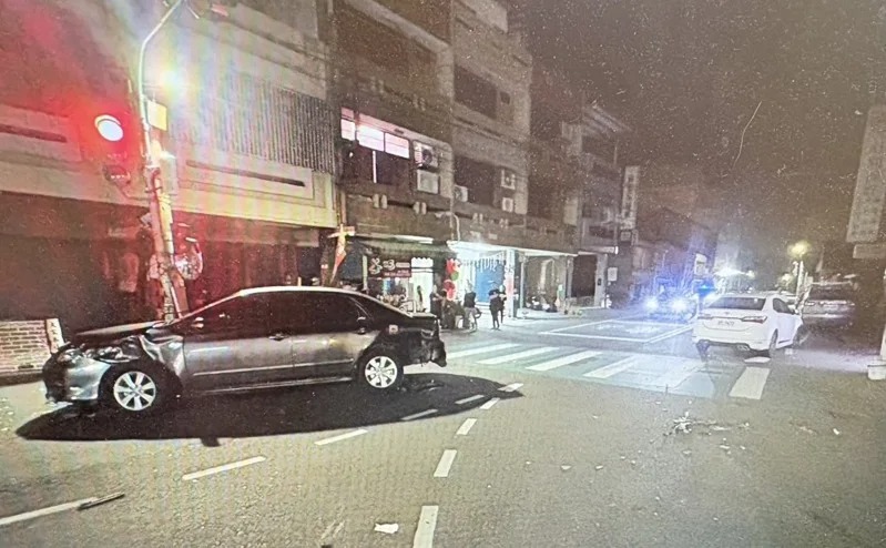洪姓員警處理交通事故，不料遭酒駕衝撞導致受傷。 圖：警方提供