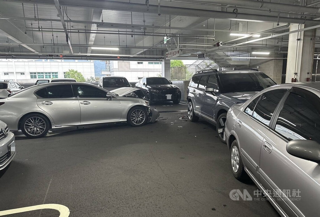 李姓男子11月30日下午開車前往台中北屯某賣場，卻在停車場內連撞3輛汽車，警方到場發現他精神恍惚，經毒品唾液快篩呈陽性反應，依法開單舉發。（翻攝照片）中央社記者蘇木春傳真　114年12月1日