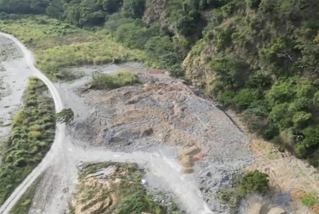 南投埔里鎮眉溪周邊國有地在民國113年11月期間，遭人非法傾倒營建廢棄土方，全案經南投地方檢察署偵結，將土地使用人、司機等共15名被告，依違反廢棄物清理法及水土保持法等罪嫌提起公訴。（南投地檢署提供）中央社記者鄭維真傳真　114年12月1日