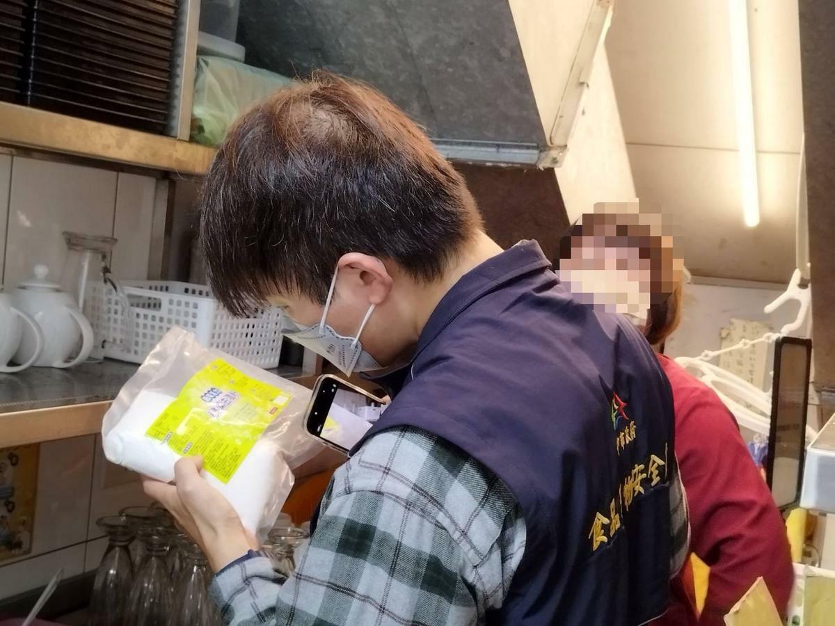 台中市食安處人員到春水堂公益店稽查。 圖：台中市政府/提供