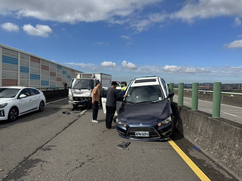 警車內2名員警都出現腦震盪，送醫後狀況穩定。 圖：翻攝自臉書