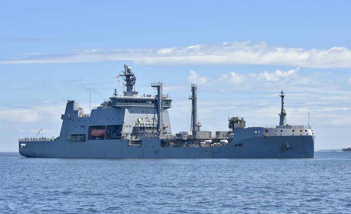 紐西蘭國防部長柯林斯日前接受訪問時表示，紐西蘭海軍旗下最大的船艦「奧特亞羅瓦」號綜合補給艦於當地時間 11 月 5 日航越台灣海峽，期間遭到 7 艘中國解放軍艦艇跟蹤監視。 圖：翻攝自 @Masai_cat X 帳號