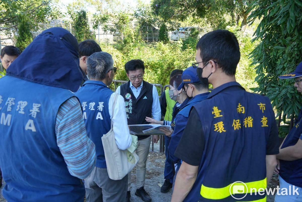 立委郭國文與立委林俊憲團隊、南市議員陳秋宏、沈家鳳共同邀集環境部、南市府環保局及地方里長，到左鎮、麻豆會勘台塑化違法傾倒石灰副產品案場，要求環保單位就最新清運復原進度，向地方明確說明。 圖：郭國文服務處提供