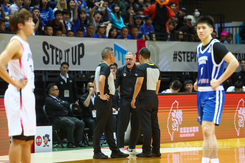 2027FIBA世界盃男籃亞洲區資格賽，台灣男籃1日在主場新莊體育館對戰日本隊，台灣隊總教練圖齊（Gianluca Tucci）（中）在比賽中積極與裁判溝通爭取權益。中央社記者王騰毅攝  114年12月1日