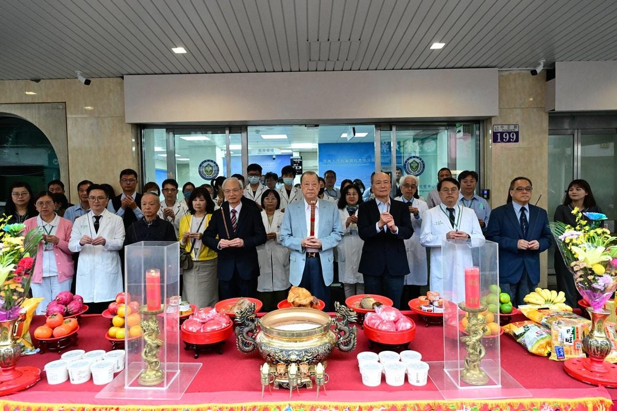 亞洲大學附屬醫院豐中分院今（2）日正式啟用，亞洲大學創辦人蔡長海（中）提前一天率領院內主管參加啟用儀式，允諾將持續提供優質醫療照護品質。 圖：亞大醫院／提供