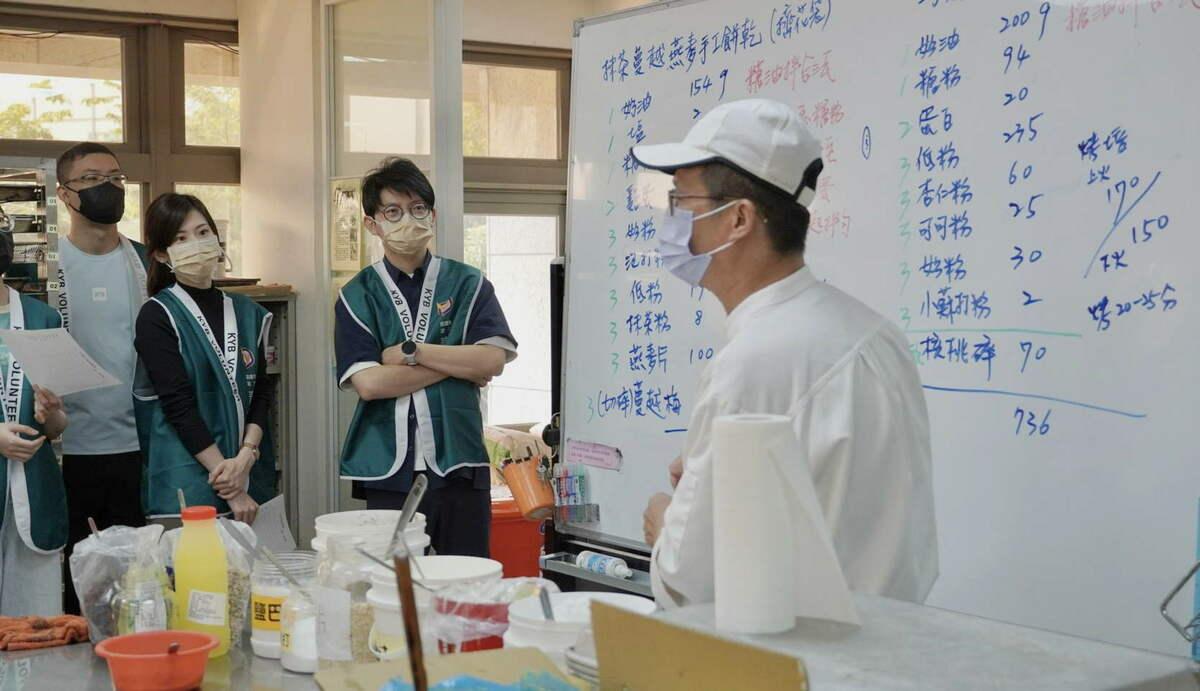 林楷軒(右二)出席「點心志工─幸福傳愛」活動，仔細聆聽寒軒飯店西點主廚講解烘焙技巧。 圖：高雄市青年局/提供