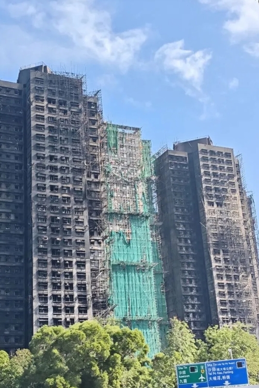 香港宏福苑大火釀151人死亡，港府承認保護網品質有問題。 圖 : 翻攝自南方都市報