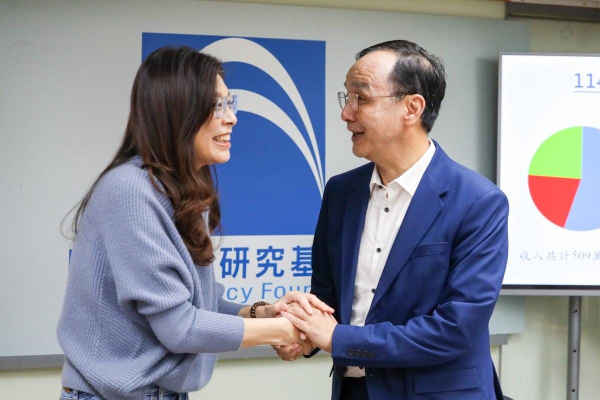 面對國民黨主席鄭麗文路線受到各派系黨內人士質疑之際，國民黨前主席朱立倫將出馬與全體藍委餐敘。圖為，鄭麗文與朱立倫舉行國民黨智庫董事長交接儀式。 圖：楊智伃/提供（資料照）