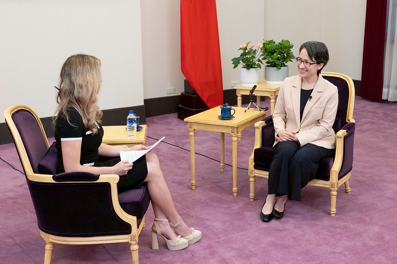 蕭美琴接受美國媒體「戰情室」（War Room）節目共同主持人暨駐白宮特派員Natalie Winters專訪。 圖：總統府提供