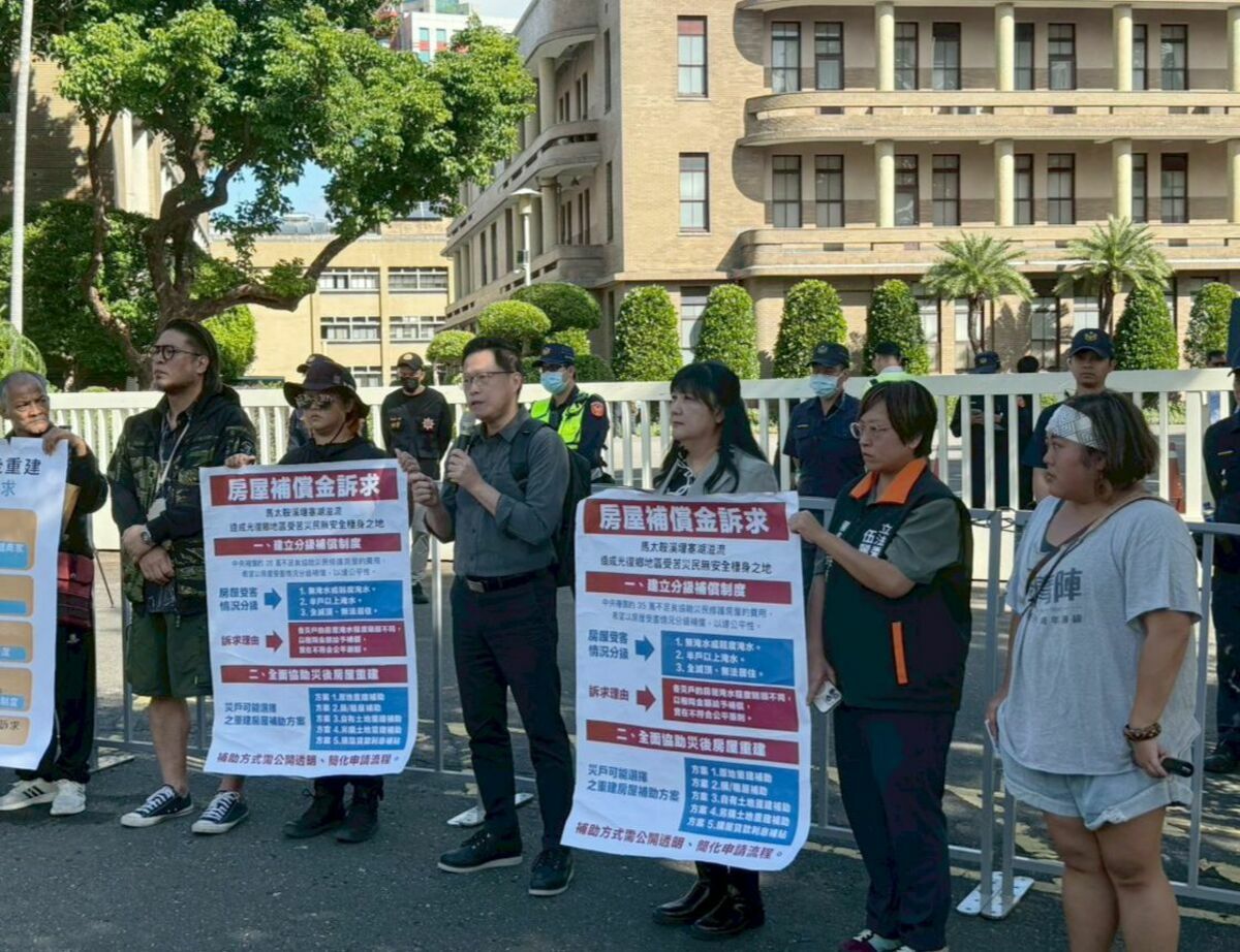 台灣韜略策進學會今日與馬太鞍災民再次北上行政院陳情並召開記者會。 圖：台灣韜略策進學會提供