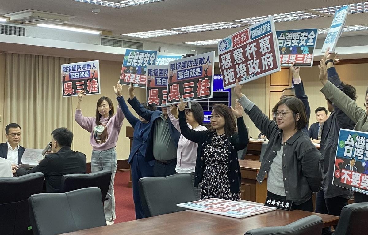 民進黨立委拿出看板抗議1.25兆國防預算特別條例及院版財劃法遭封殺 圖：林朝億/攝