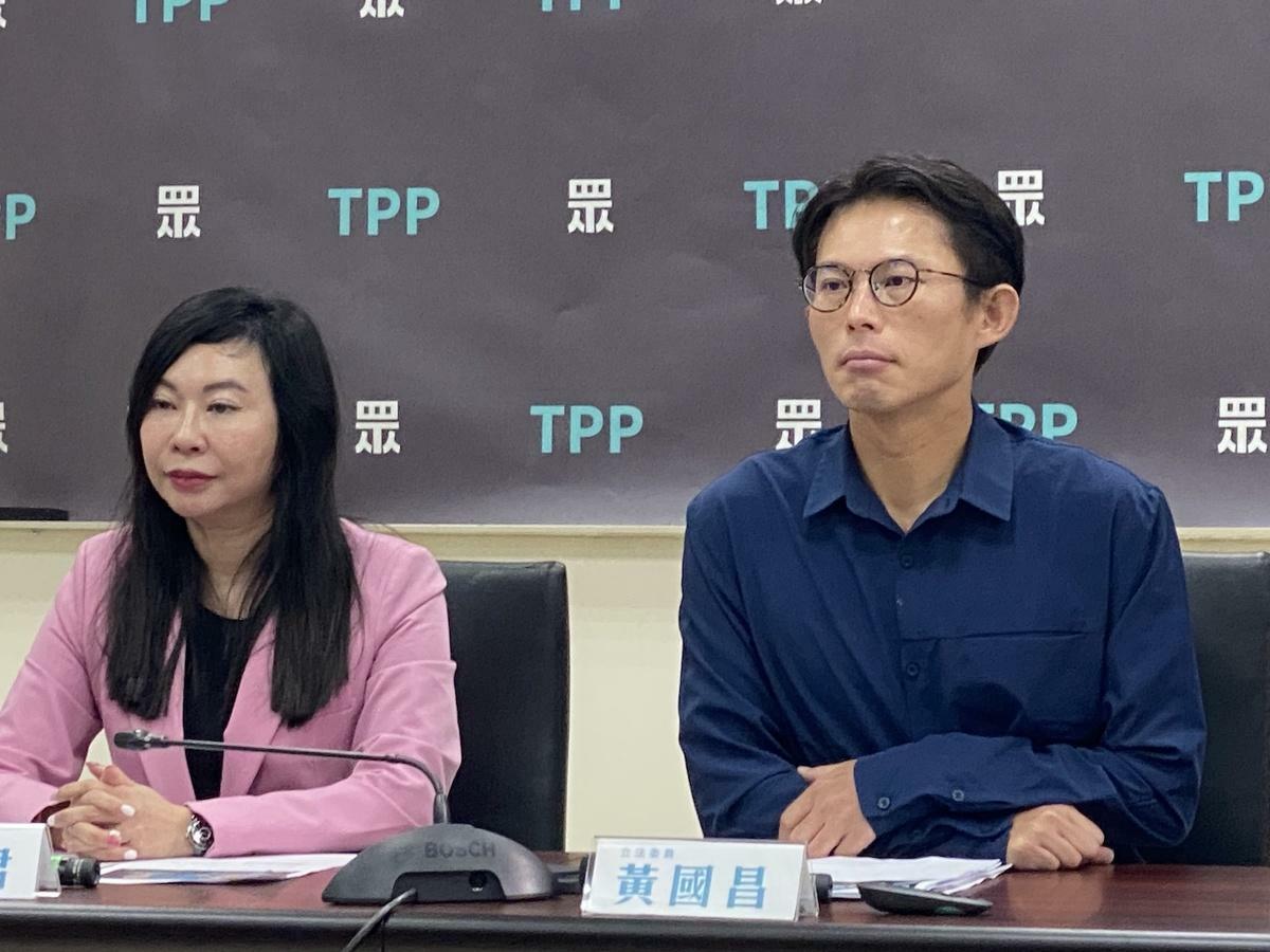 民眾黨團立委林憶君(左)與黨團總召黃國昌 圖：林朝億/攝