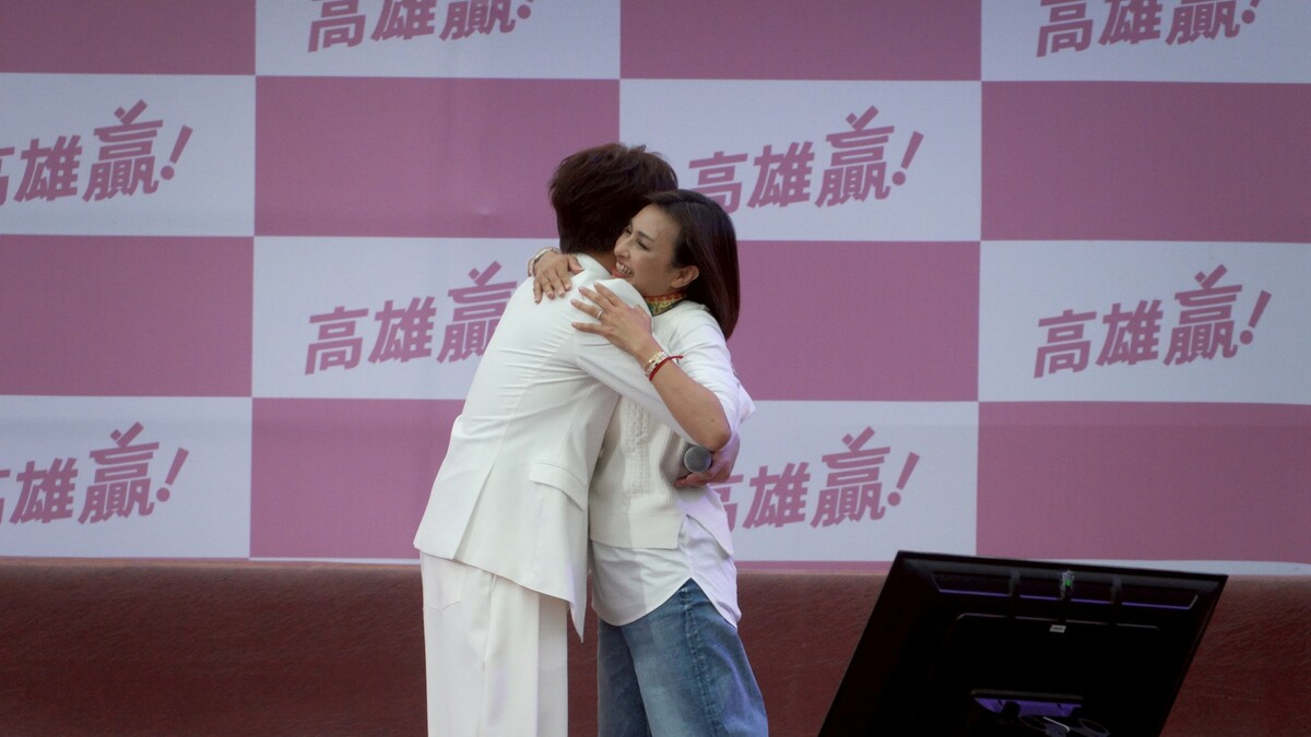邱議瑩(右)與許志豪(左)相互擁抱，展現情誼深厚。 圖：邱議瑩競選總部/提供