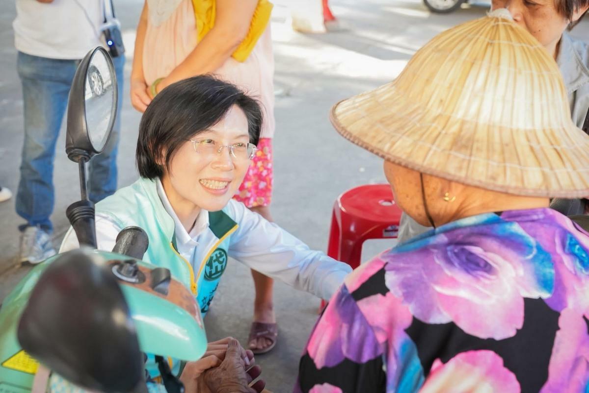 林岱樺(左)整合智慧科技與長照需求，提出「環顧日長」政見。 圖：林岱樺辦公室/提供