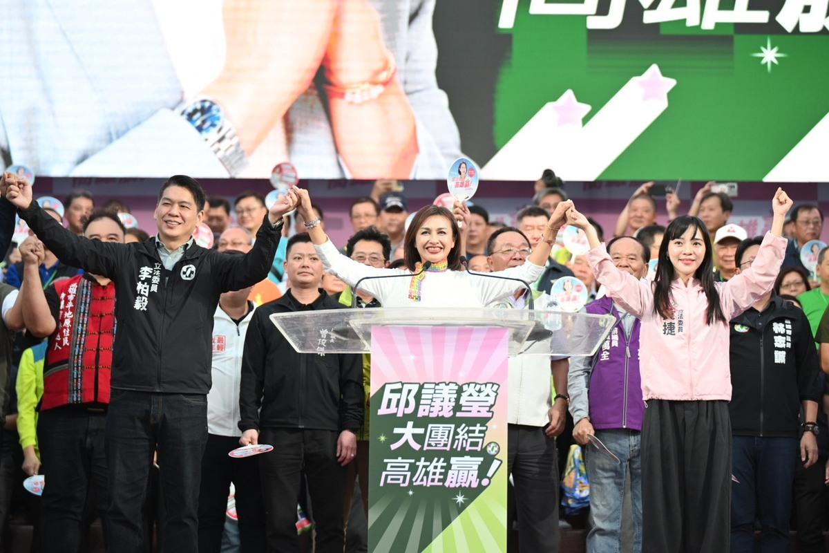 邱議瑩(中)證明自己是最有能力整合高雄、團結高雄、最被看好，以及最大公約數等特質的民進黨市長人選。 圖：邱議瑩競選總部/提供